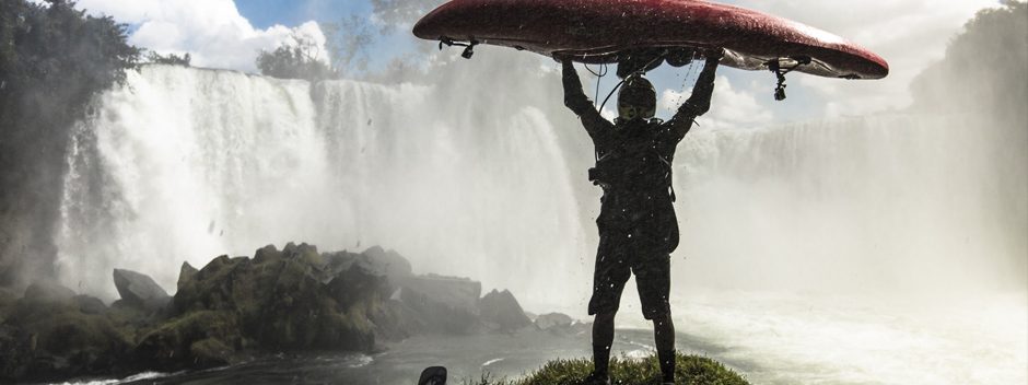 Le kayakiste Pedro Oliva s’attaque à une chute d’eau de 25 mètres dans la nouvelle vidéo « Conquer the Uncharted »