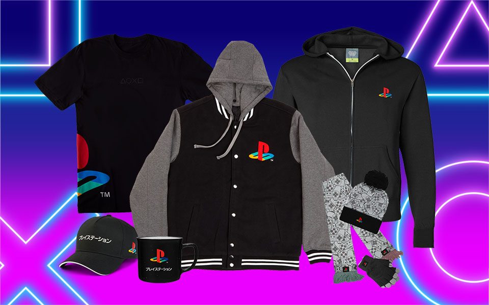 L'image montre une variété de différents objets PlayStation Gear, tels que des t-shirts, des hoodies, des casquettes, des mugs, des écharpes, des gants, et des manteaux.
