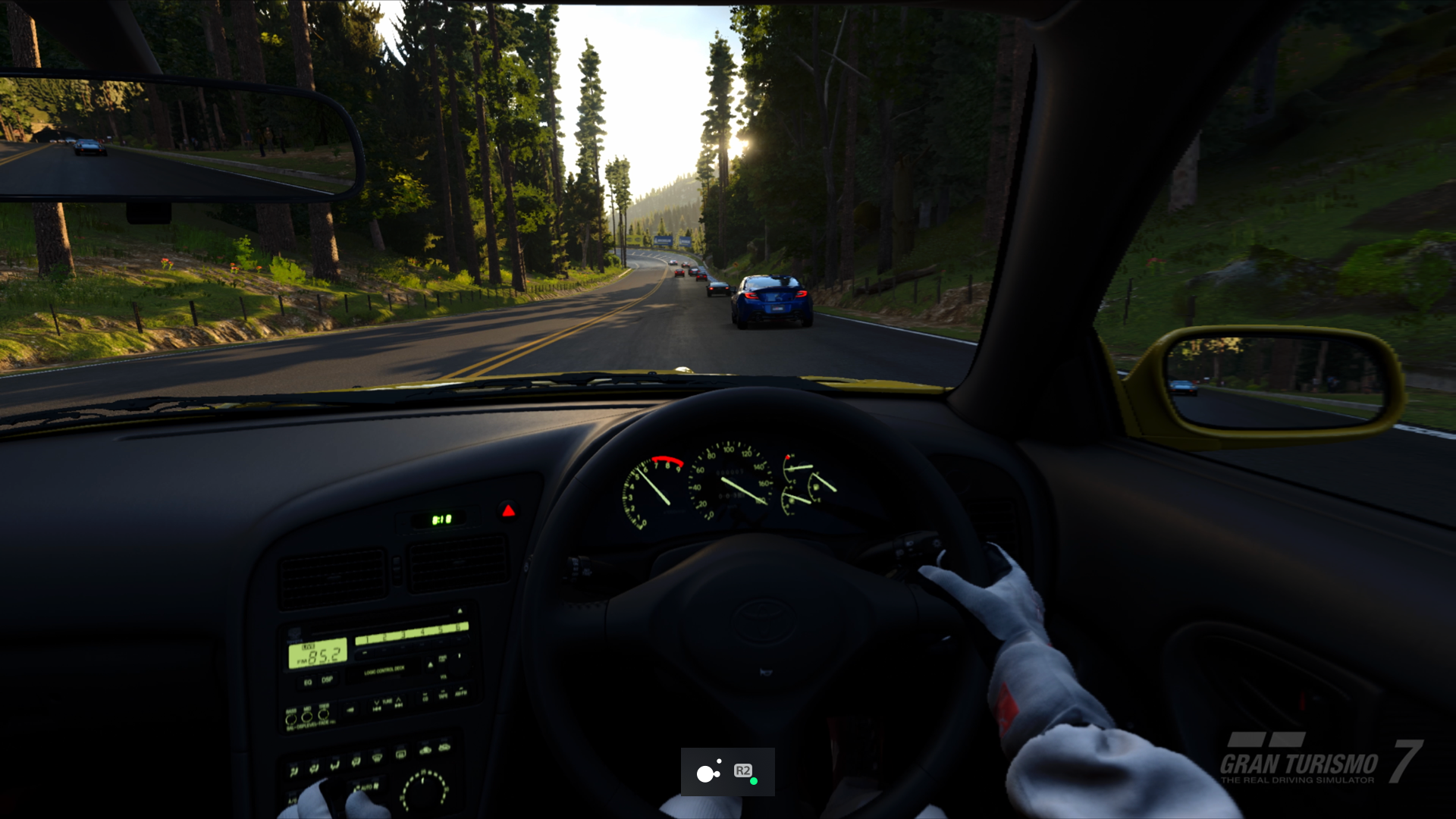  "Capture d'écran de Gran Turismo 7 sur PS5 avec le mode de basculement activé pour la touche R2 de la manette Access"